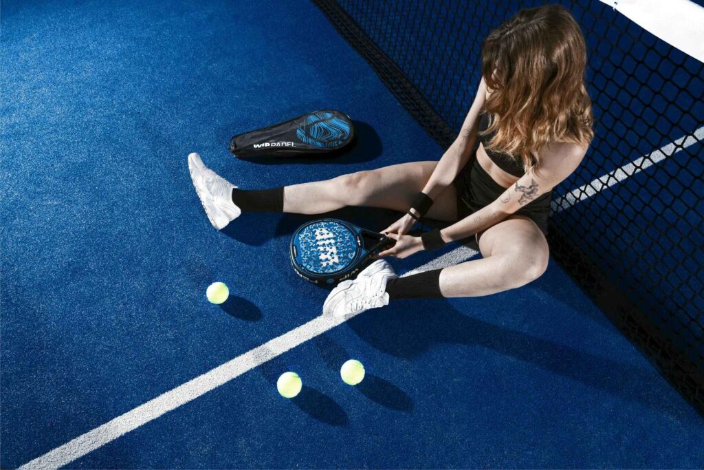 Geschiedenis van padel, meid op speelveld