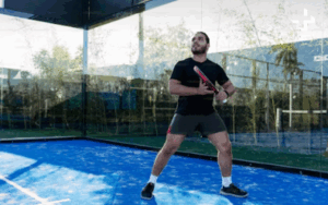 Padelspeler maakt zich klaar een padelvakantie