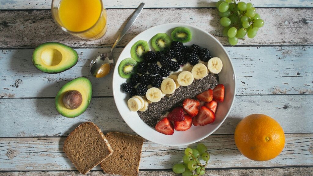 Ontbijt met fruit, zaden en volkorenbrood dat bijdraagt aan balans tussen ontspanning en activiteit.
