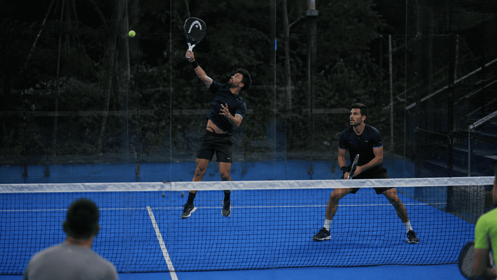 Iemand smashed tijdens een intensief potje padel
