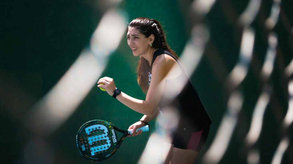 Padelspeler klaar voor service, focus en voorbereiding als onderdeel van spelinzicht op de baan