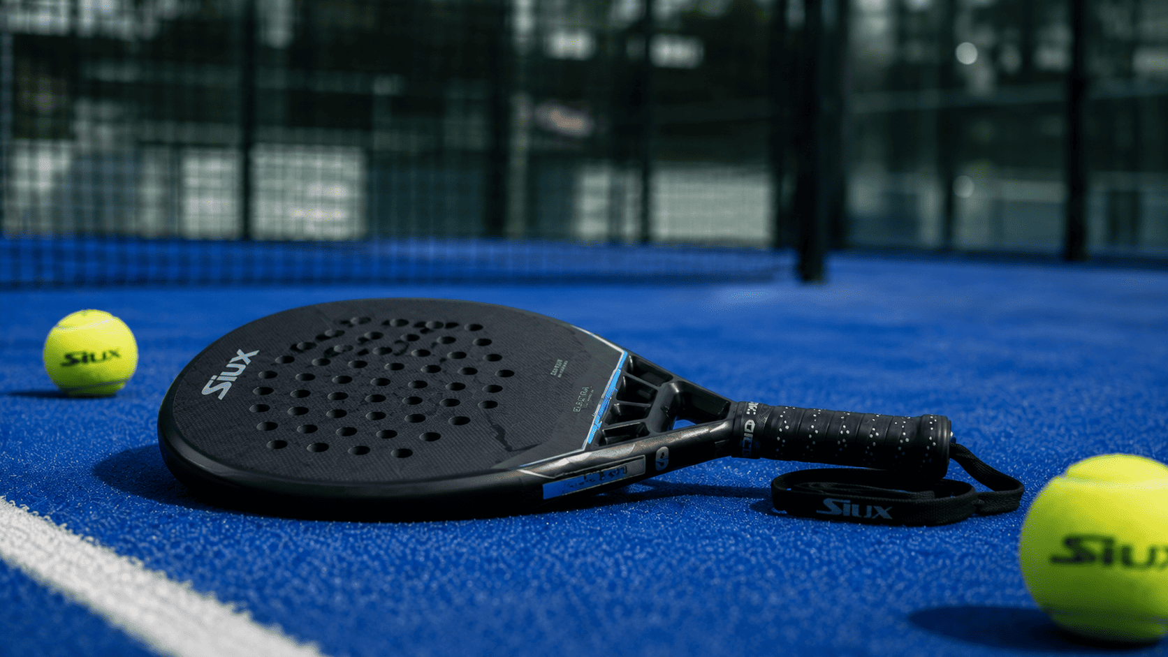 Een Siux padel racket die op de grond ligt