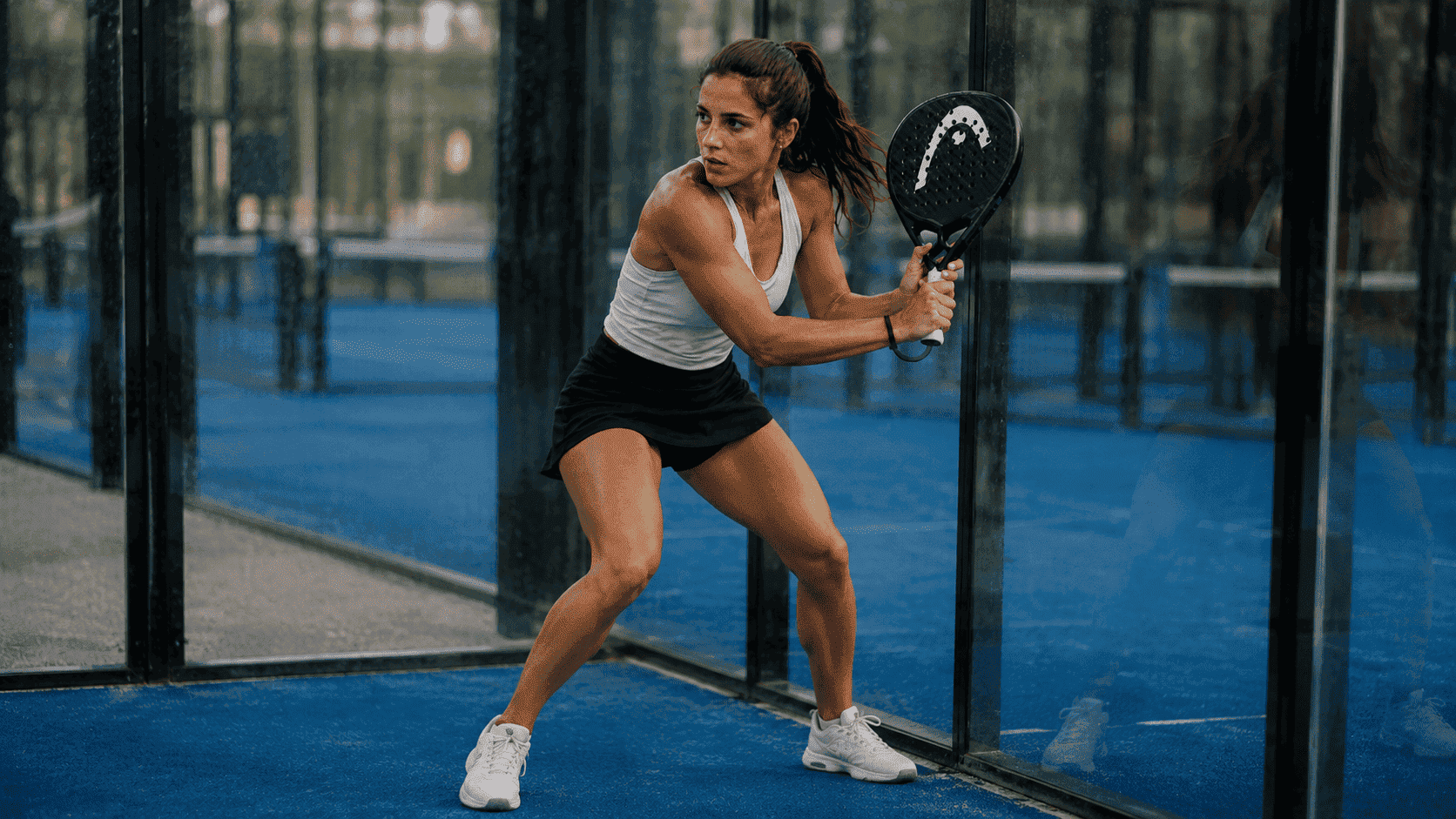 Meisjes met een Head padel racket