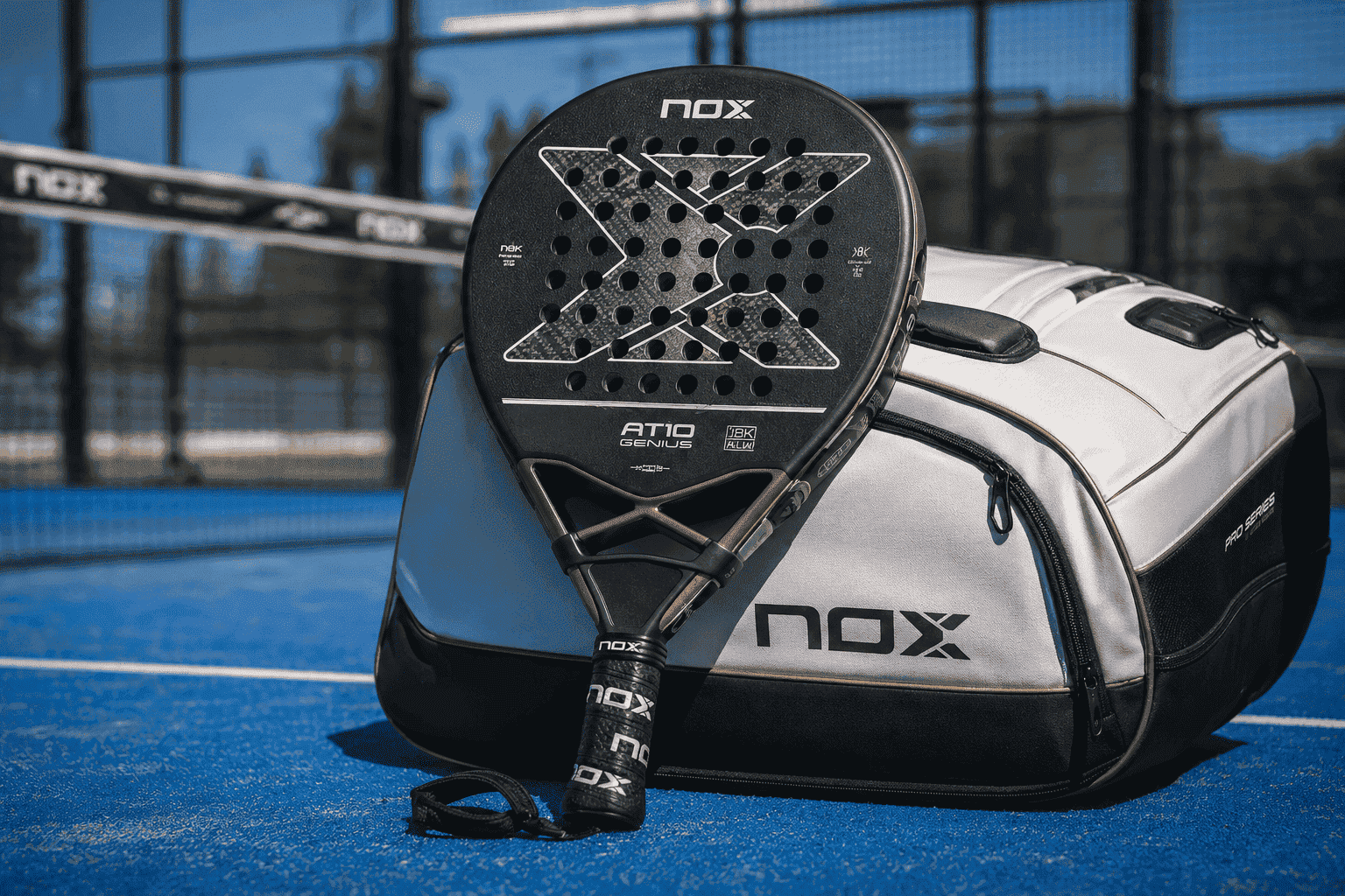 Een Nox padel racket tegen een Nox padeltas