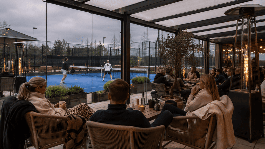 overdekte overkapping bij terras van padelclub